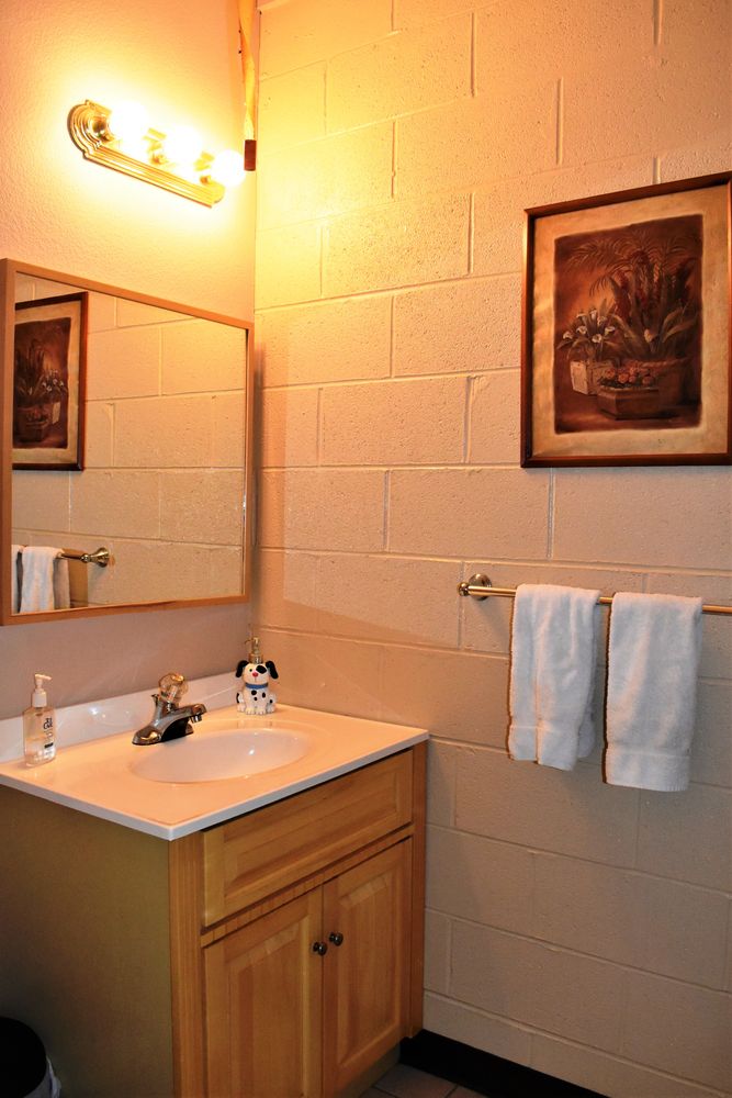 Bed & Biscuit: 153 Fence Ln, Crossville, TN 38571